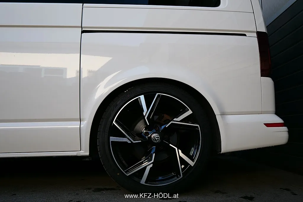 Volkswagen T6 Kombi LR 2,0 TDI 4Motion BMT DSG Image 8